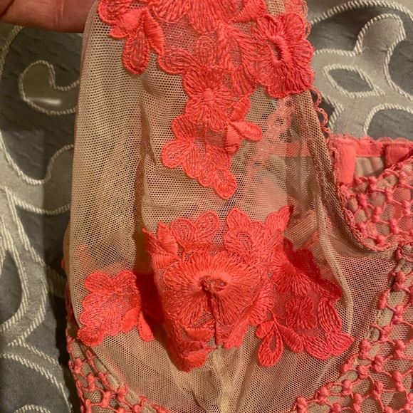 Victoria Secret 34C - Picture 6 of 6